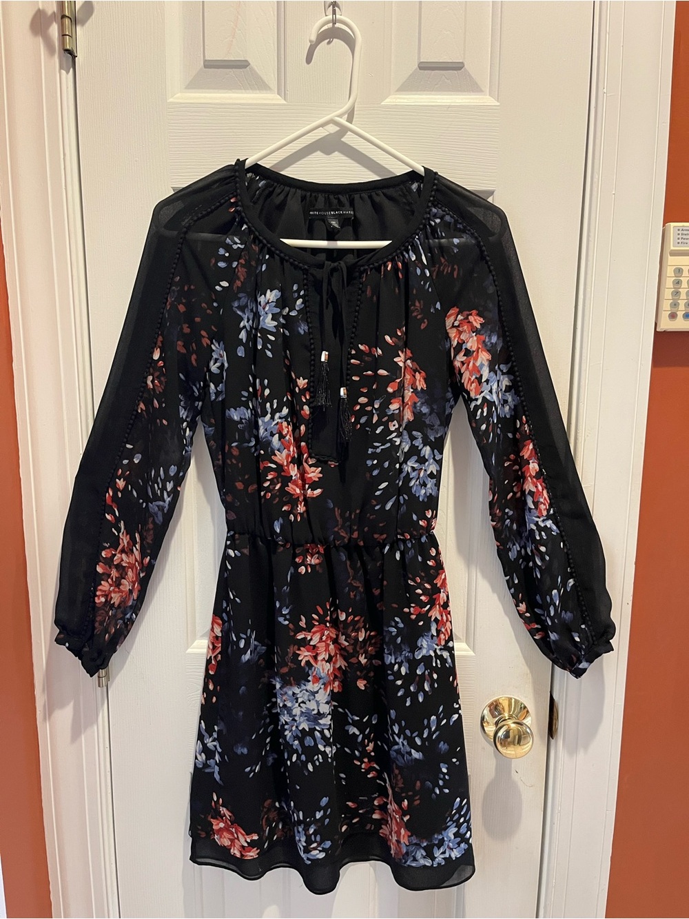 White House Black Market Black Floral Long Sleeve Dreas Size 00